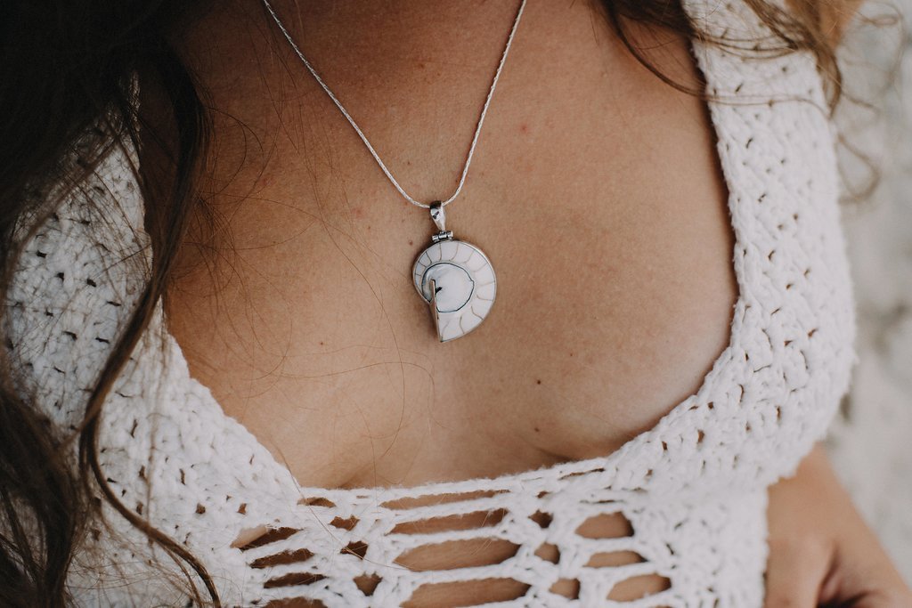 MERMAID COLLECTIVE WHITE NAUTILUS PENDANT PETITE